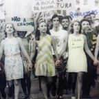 Mulher sob a influência de um algoritmo